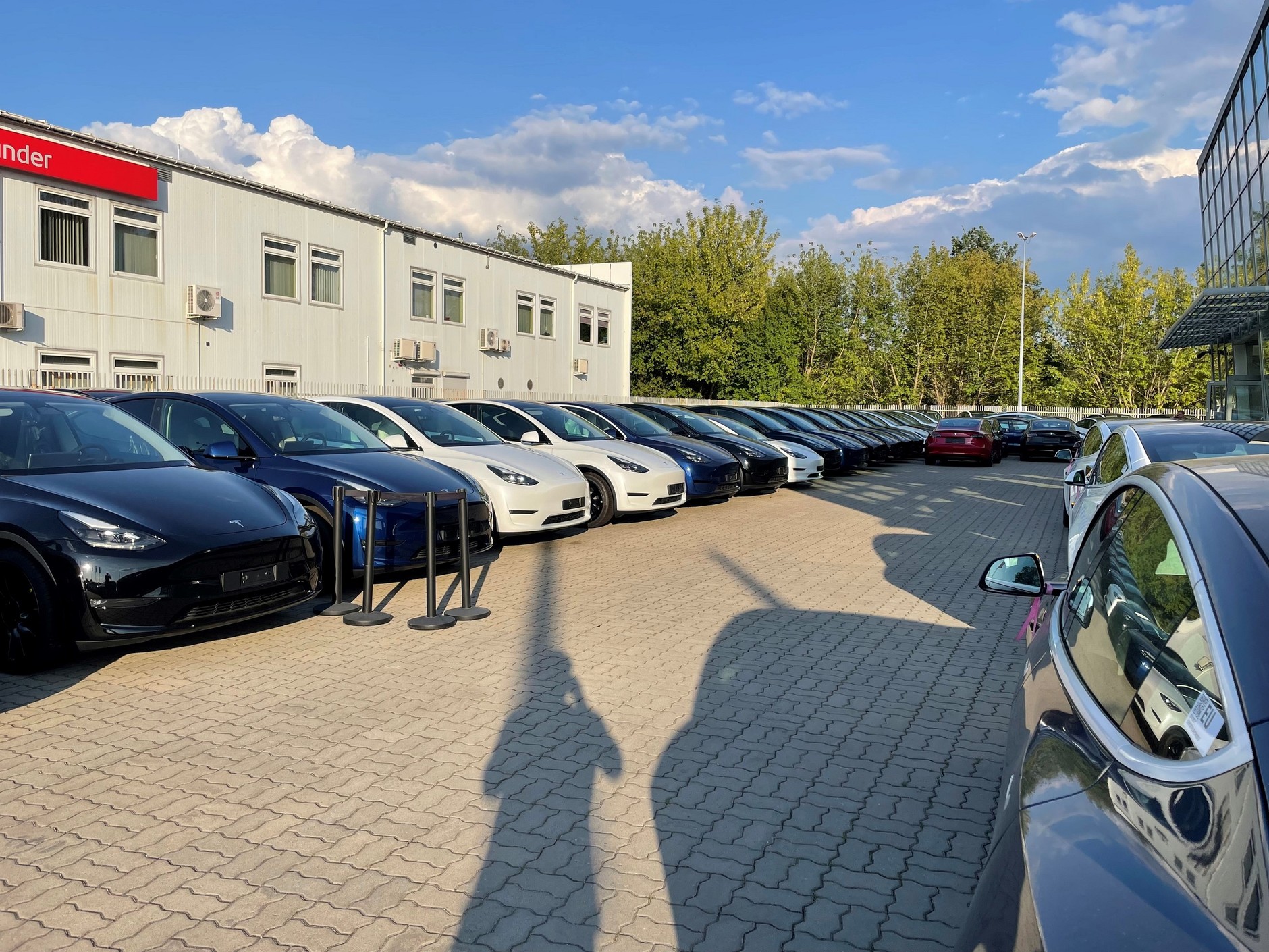 Auta na placu Tesli ustawiane są rzędami i ledwo się mieszczą