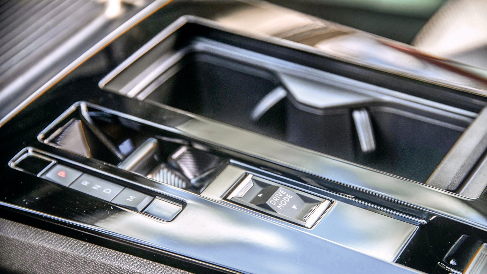 Opel Astra 2022 - sterowanie pracą skrzyni biegów za pomocą przycisków, do tego tryb manualny. Tryby jazdy także można tu wybierać.