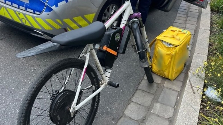 Rower, ale bez pedałów i z manetką gazu? Powinien mieć OC i tablice rejestracyjne