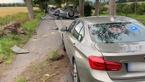 Policyjny pościg za SUV-em Audi zakończony na drzewie [Nagranie]