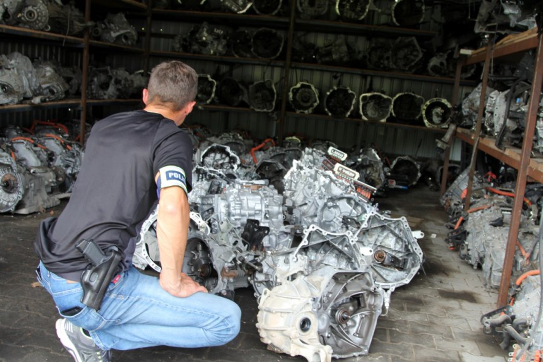 Dziupla samochodowa ze skradzionymi autami i częściami zamiennymi