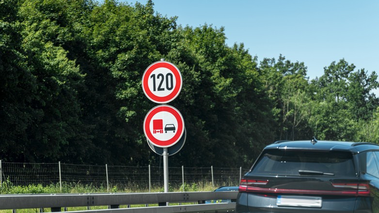 Nie pojedziesz szybciej, niż pozwalają znaki! Jeśli wszystko pójdzie po myśli Komisji Europejskiej, od 2030 r. samochody mają automatycznie hamować, jeśli kierowca będzie chciał jechać szybciej, niż pozwalają znaki. 
