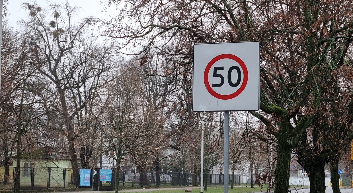 Znak kwadrat B-43 to nie jest zwykłe ograniczenie prędkości. Potężne mandaty