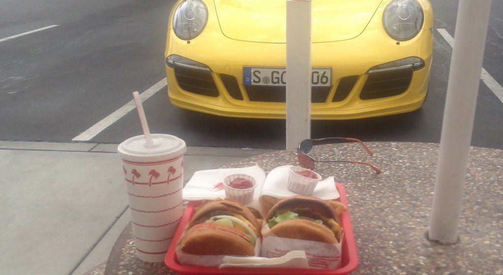 Podczas transakcji można coś zjeść i nieco lepiej poznać sprzedającego, fot. AK