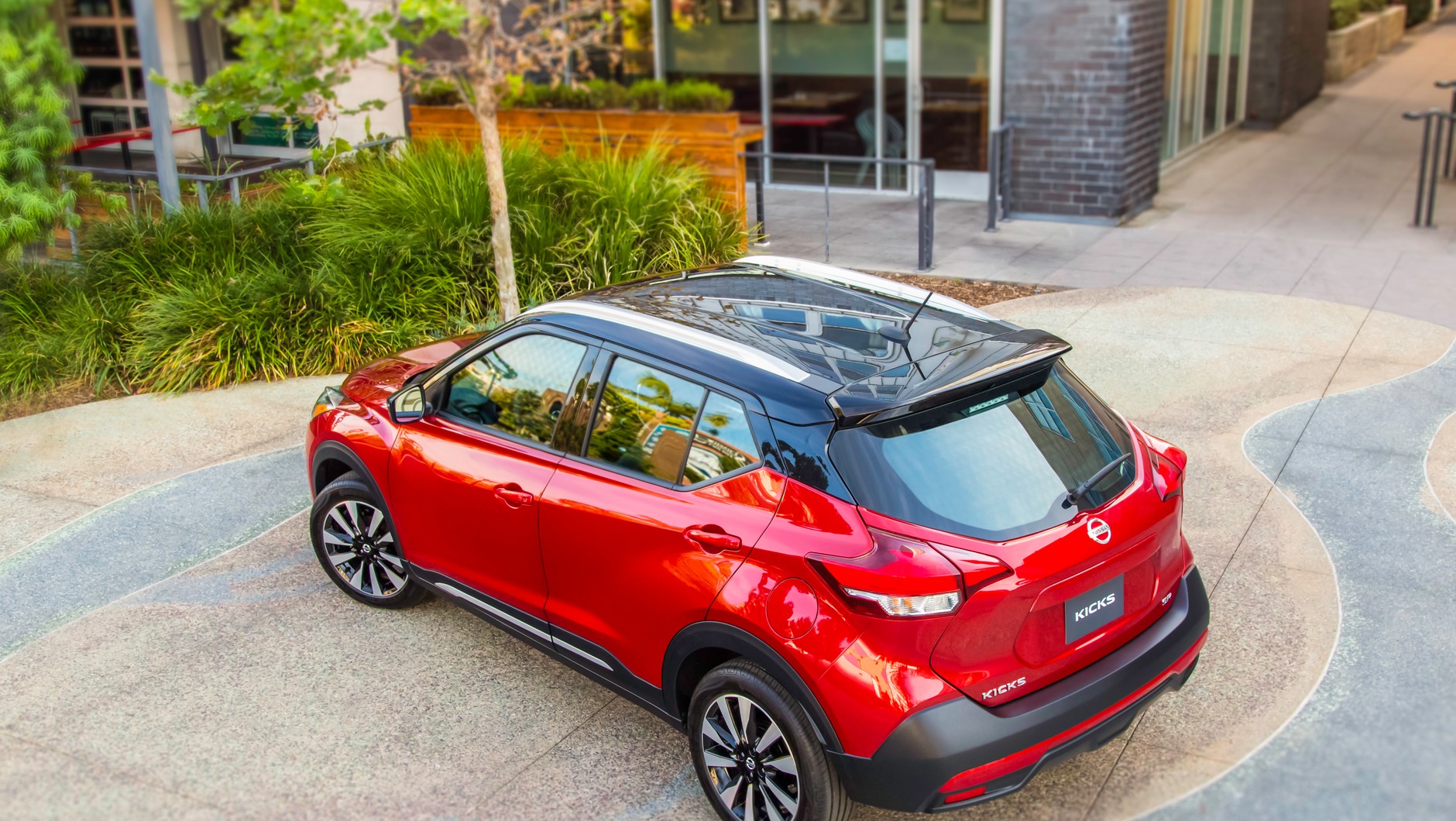 Na rynku amerykańskim Nissan Kicks dostępny będzie w kilku wersjach wyposażenia. Silnik i skrzynia CVT będą zaś takie same