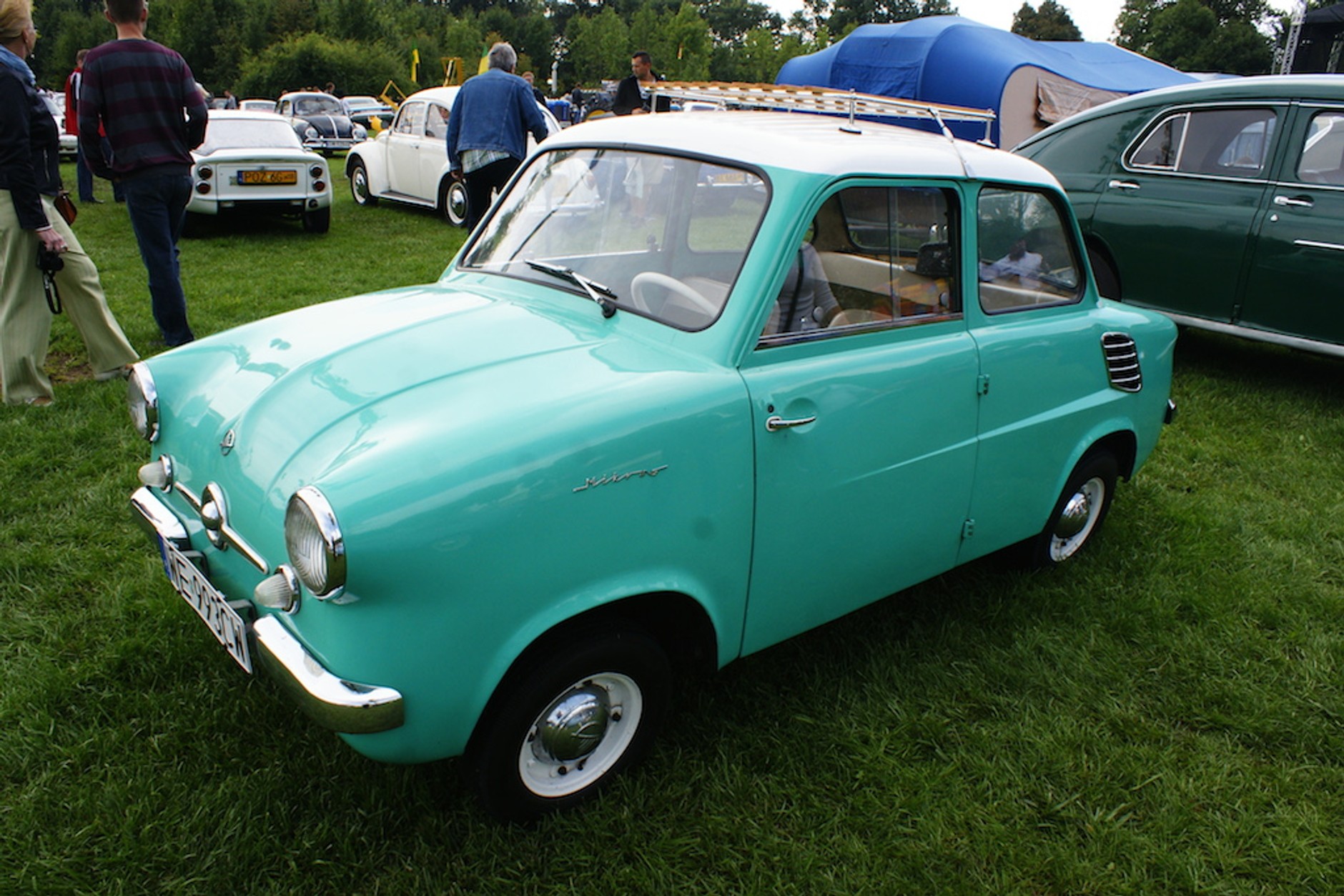 Auta z demoludów na Zamku Topacz