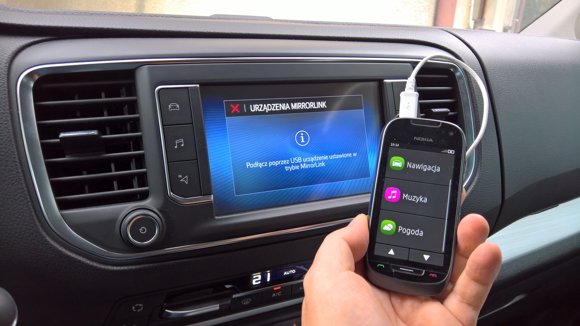 Niestety najstarsze telefony z MirrorLink jak Nokia z Symbian czy Sony Xperia Z nie współpracują już z radiem. Toyota Proace