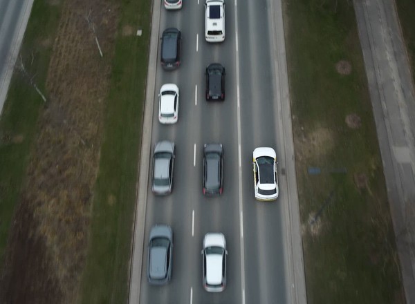 Czym bardziej opłaca się jeździć po Warszawie - samochodem elektrycznym czy komunikacją?
