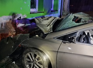 Z impetem wbił się w budynek szkoły podstawowej. Nie zatrzymało go nawet ogrodzenie