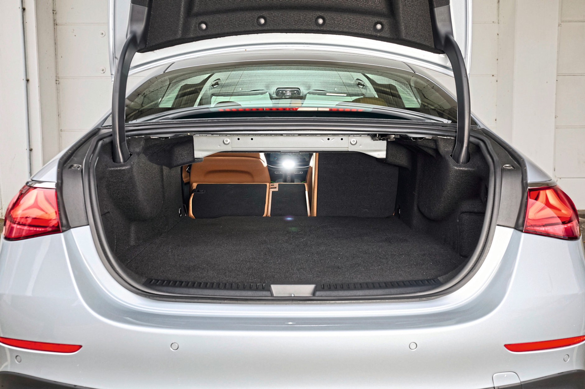 Mercedes E 400 e kontra Volvo S90 T8