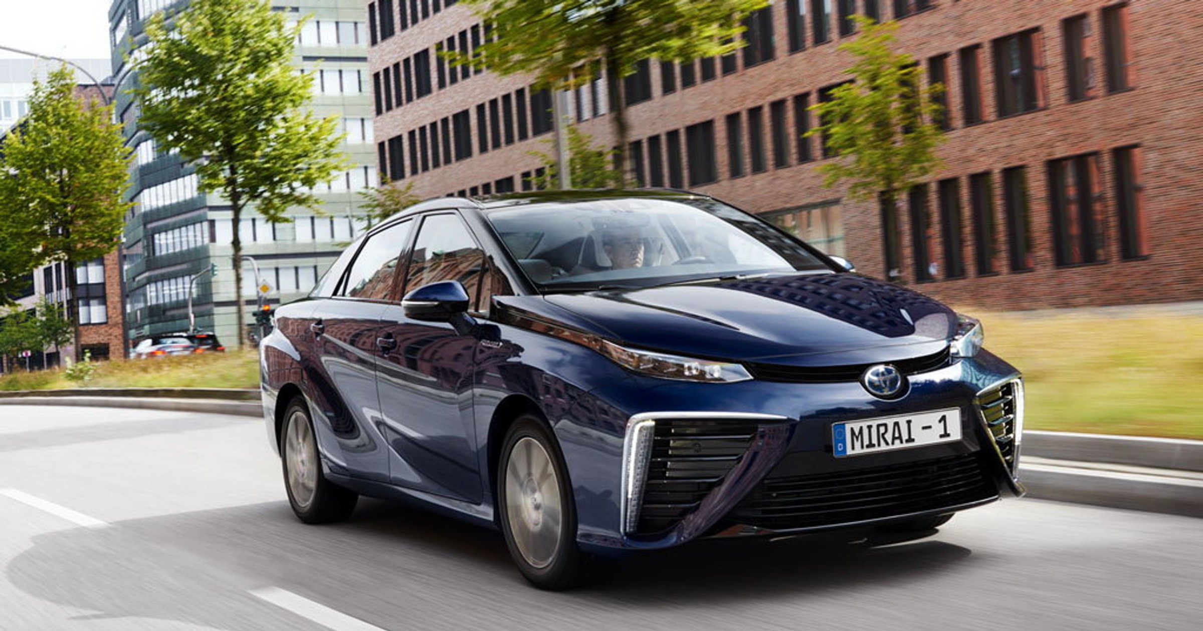 Toyota Mirai - zatankuj wodór i ruszaj w drogę.