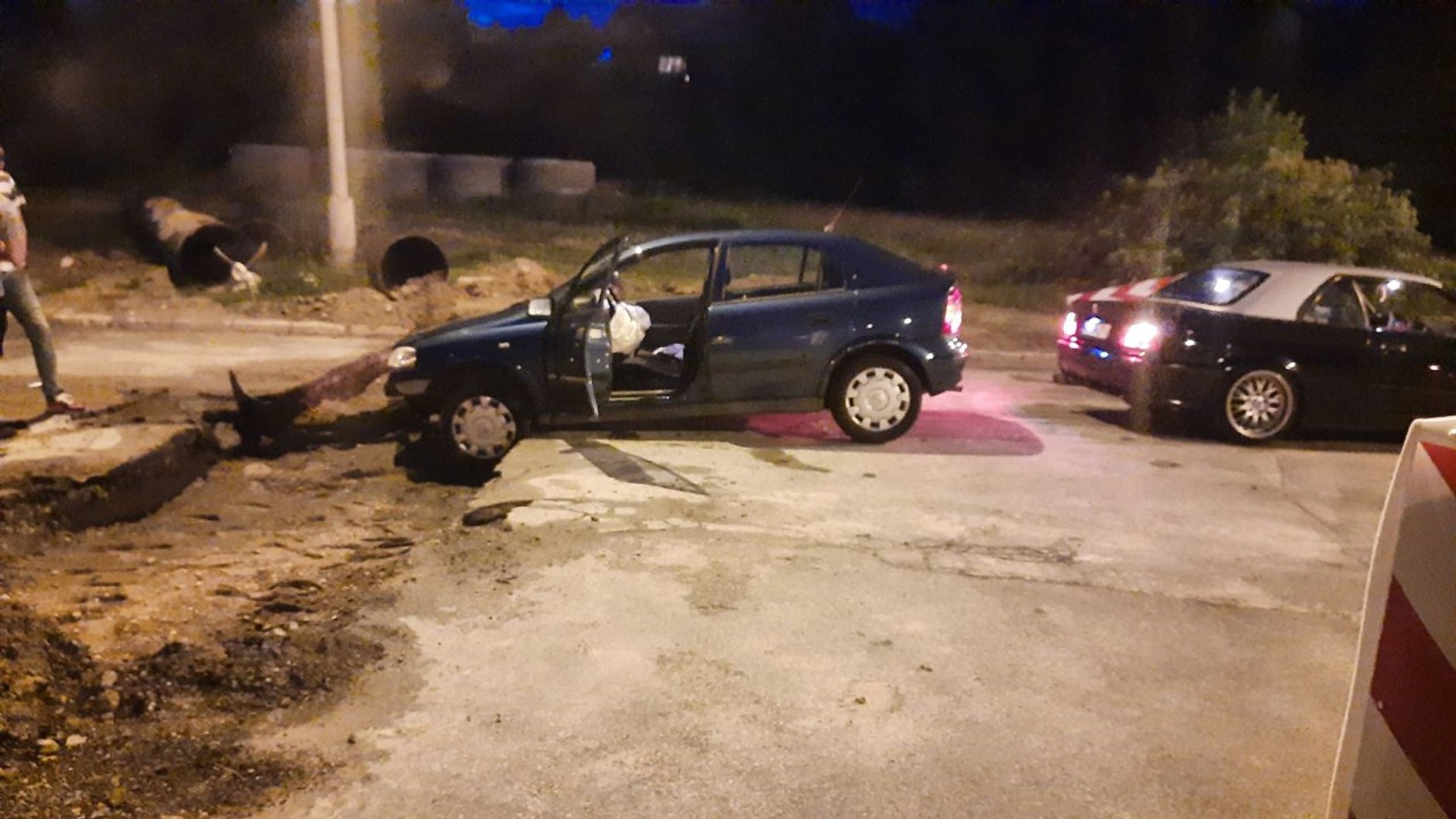 Samochód uszkodzony po wpadnięciu do wyrwy w jezdni