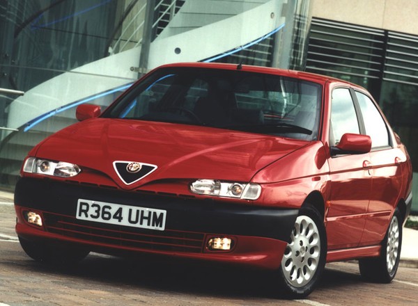 Z Archiwum Auto Świata - rodzinna Alfa Romeo 146