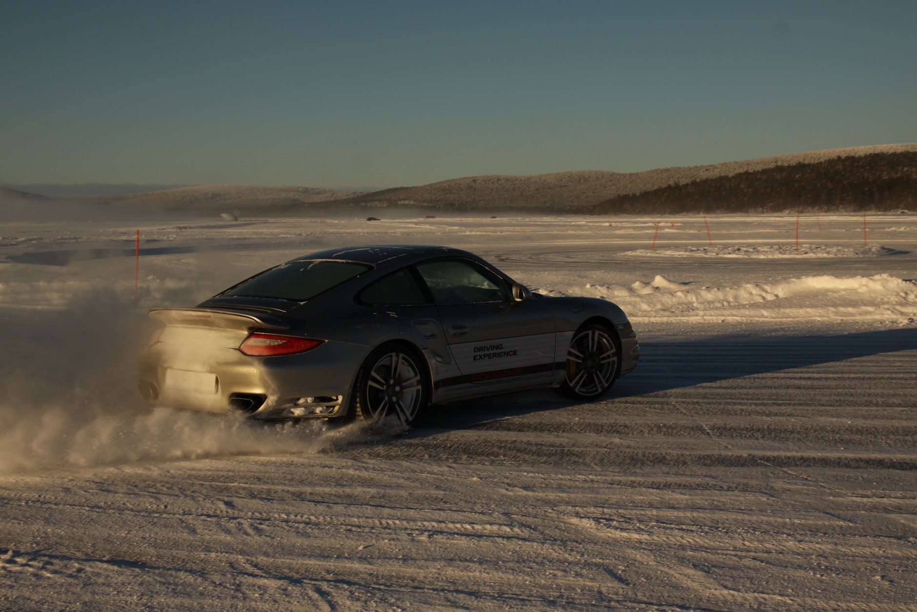 Porsche na zamarzniętym jeziorze