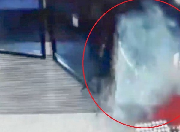 Wyrwał drzwi Mercedesa i wjechał do sklepu na stacji paliw [WIDEO]