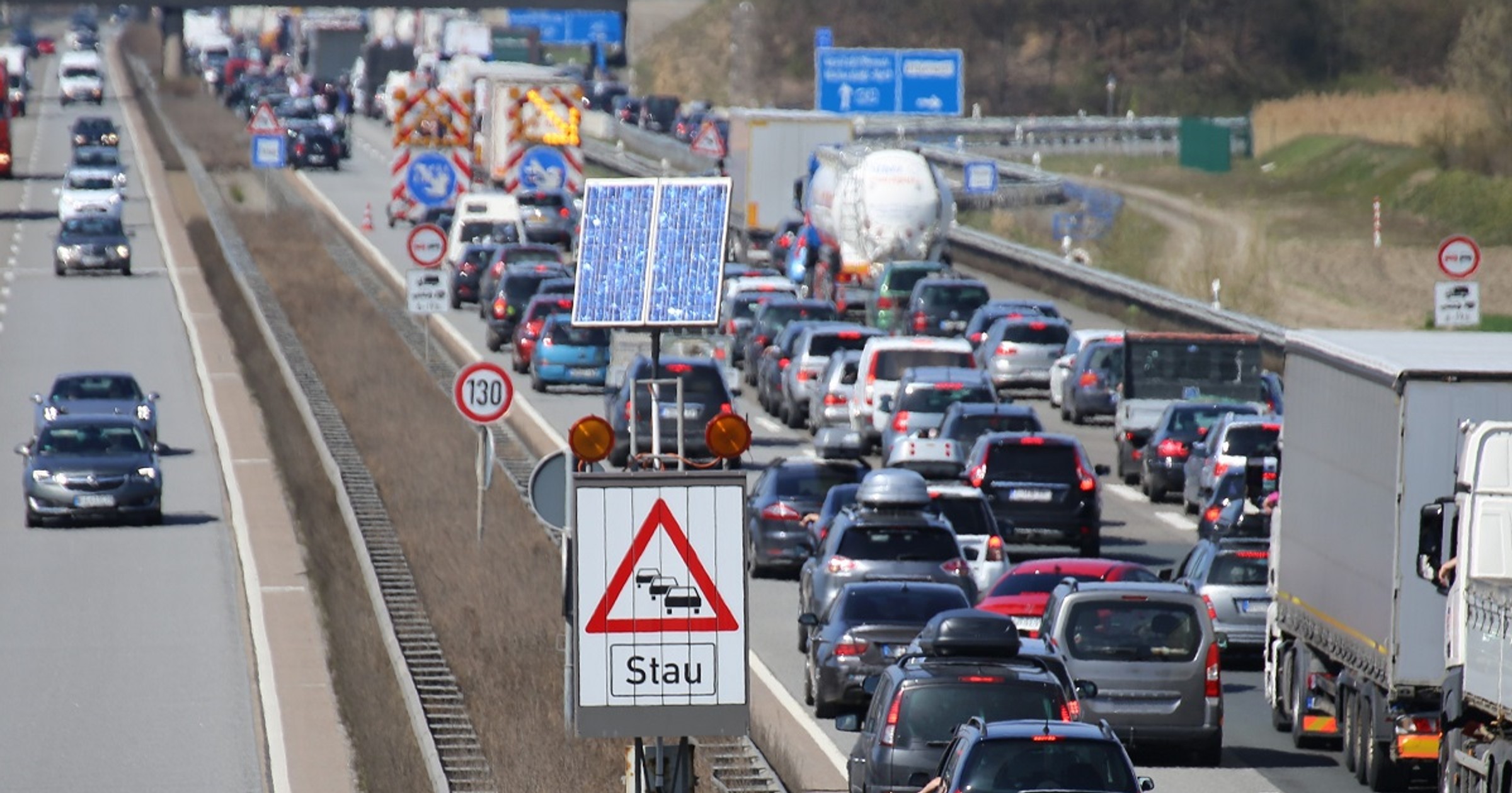 Korek na niemieckiej autostradzie. Jeden z kilkuset tysięcy w roku.