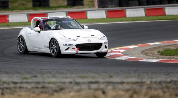 Mazda MX-5 Cup Poland – sprawdziliśmy, jak jeździ wyścigowa Mazda na Autodromie Słomczyn
