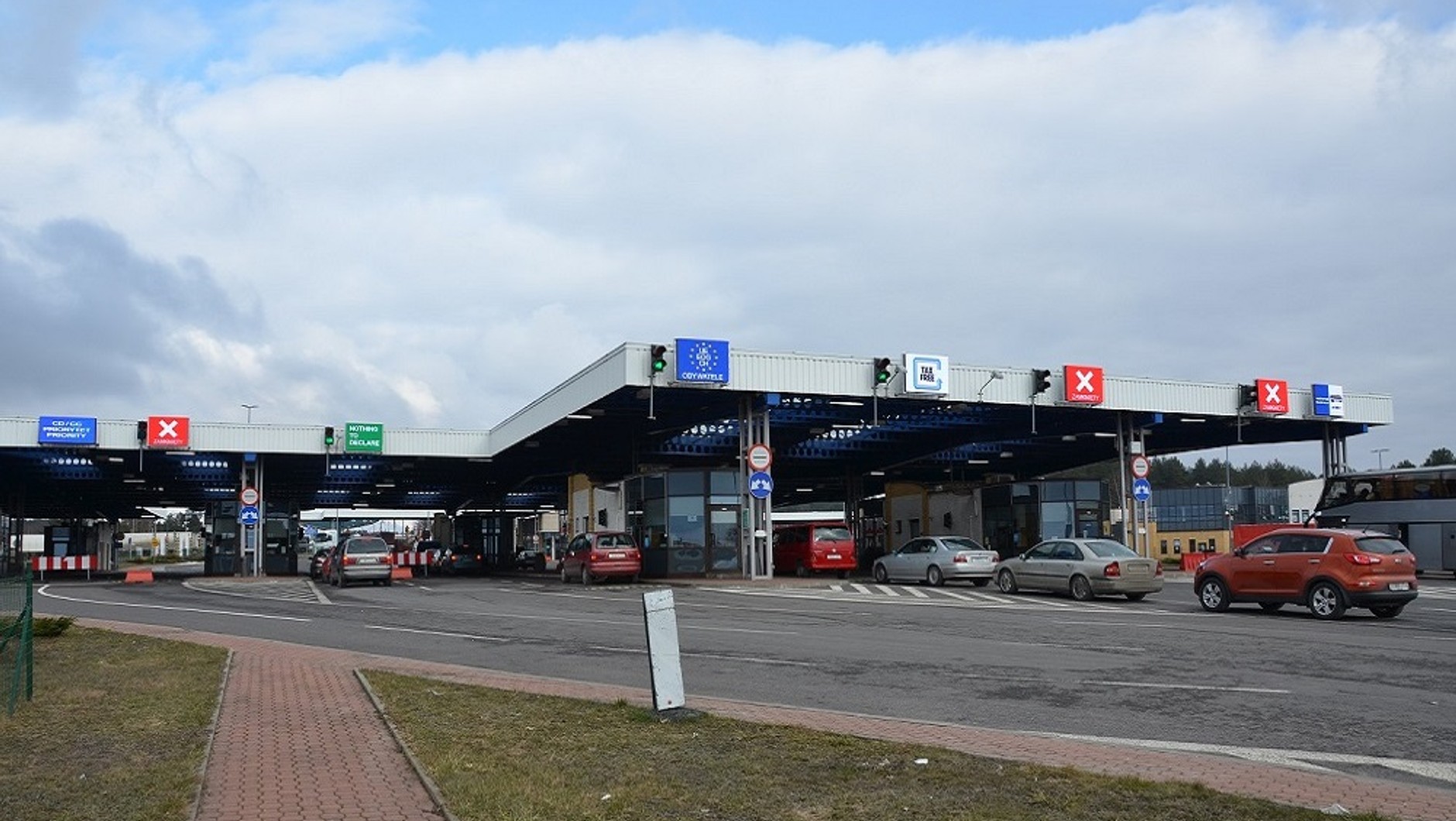 Białorusini i Rosjanie nie mogą wjechać bez polisy granicznej