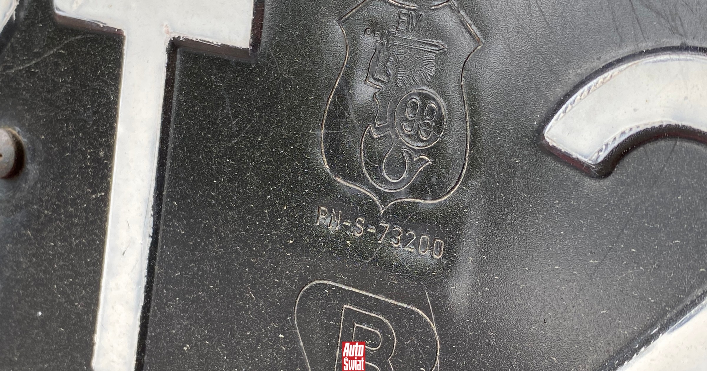 Nowe auta z czarnymi tablicami rejestracyjnymi? Takimi zachowaniami kierowcy mocno ryzykują