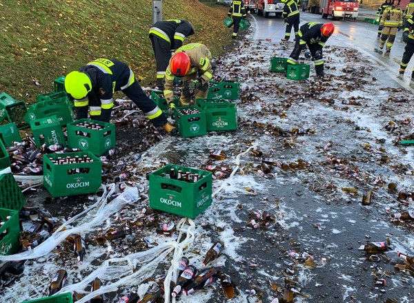 Rzeka piwa na drodze. Z ciężarówki wypadły setki butelek