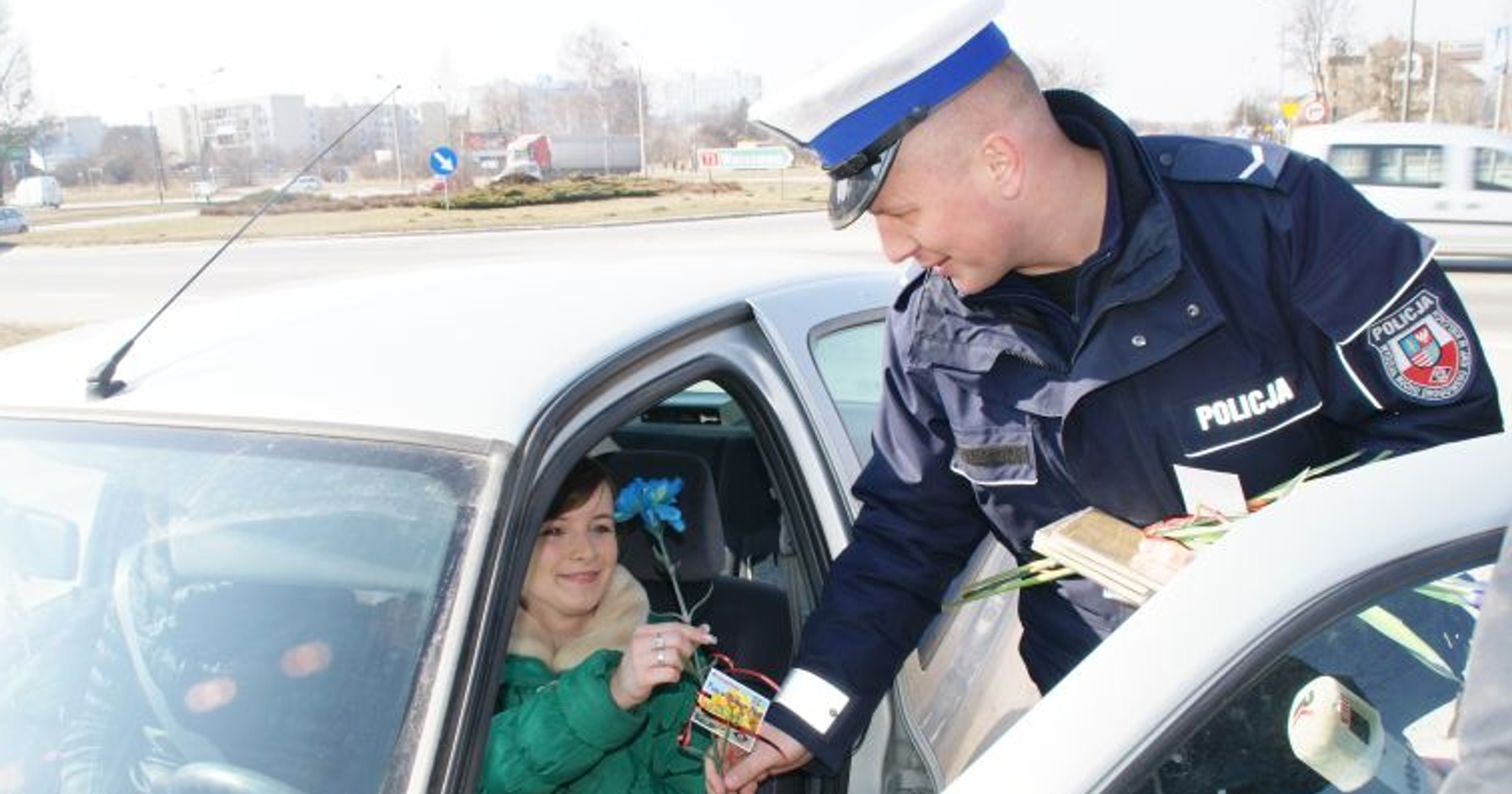 Policja rozdawała kwiatki