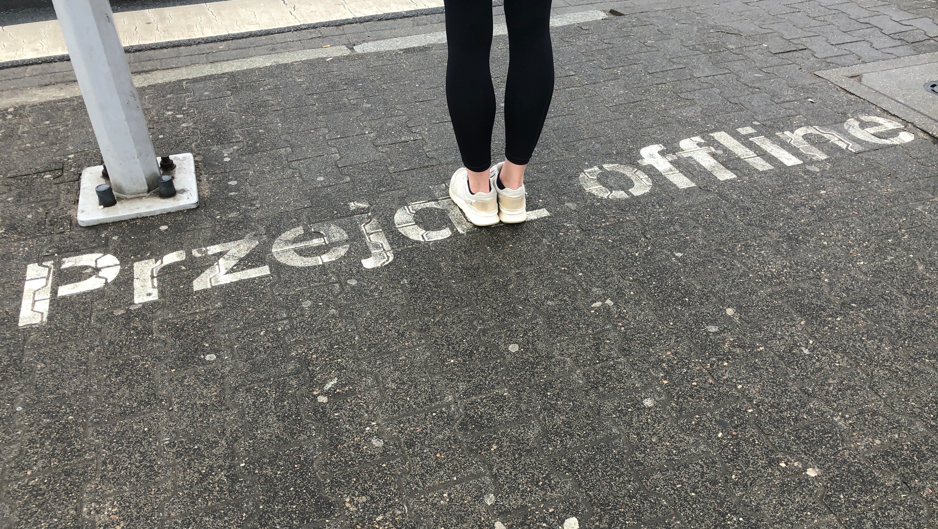 Napis przed przejściem dla pieszych
