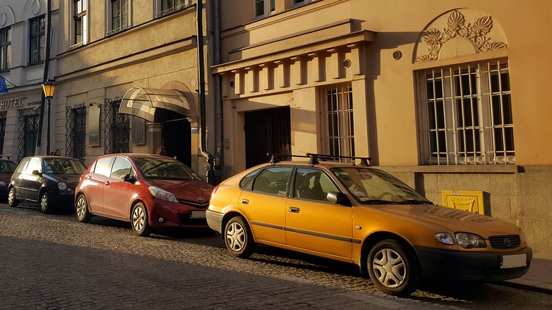 samochody zaparkowane na polskiej ulicy