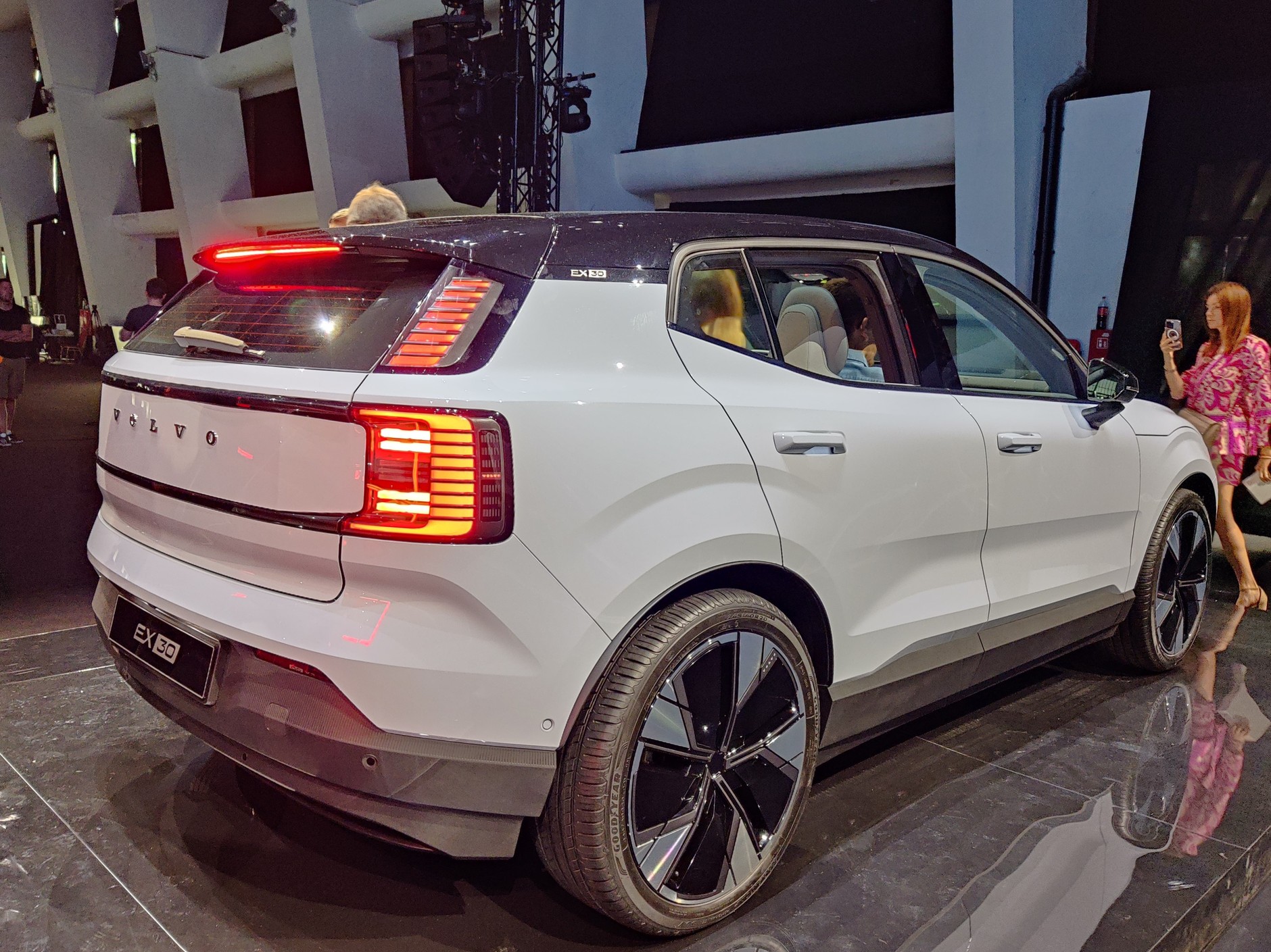 Włączone światła stopu w Volvo EX30