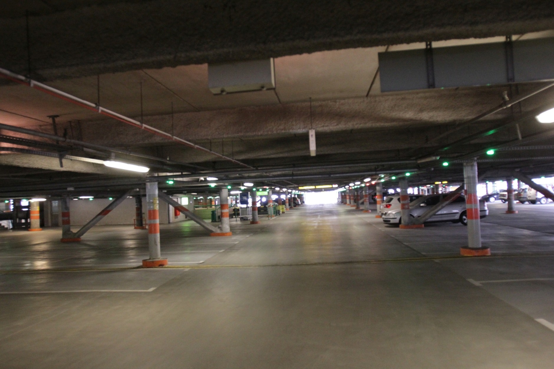 Parking przy lotnisku Chopina w Warszawie