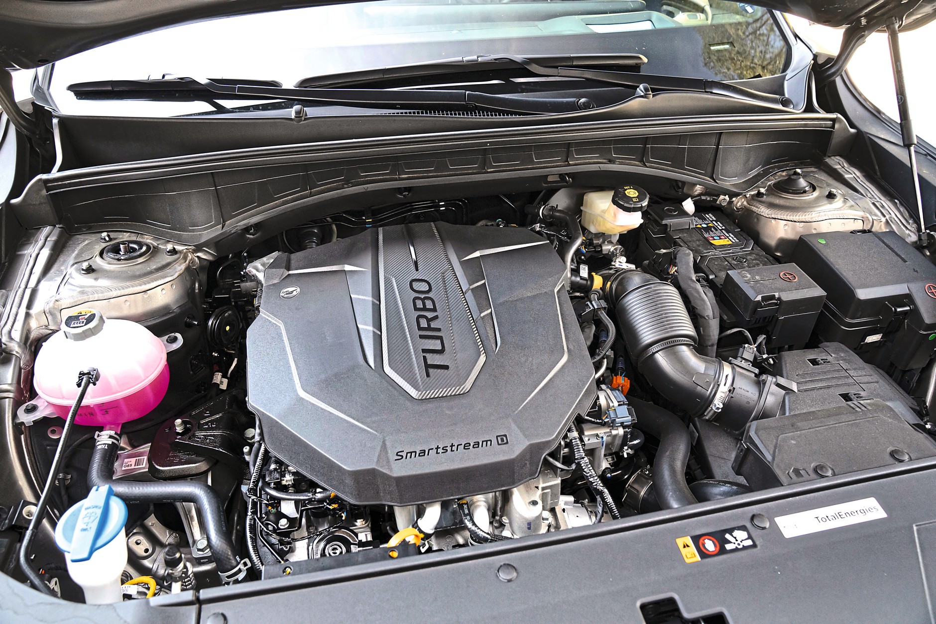 Silnik Kii ma zbliżoną kulturę pracy do jednostki z Volkswagena, ale pali nieco więcej. Nie ma się co dziwić, Sorento jest cięższe od Tayrona.