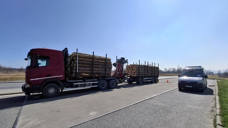 Kontrola zestawu nie pozostawiła złudzeń. Kierowca musiał zostawić przyczepę