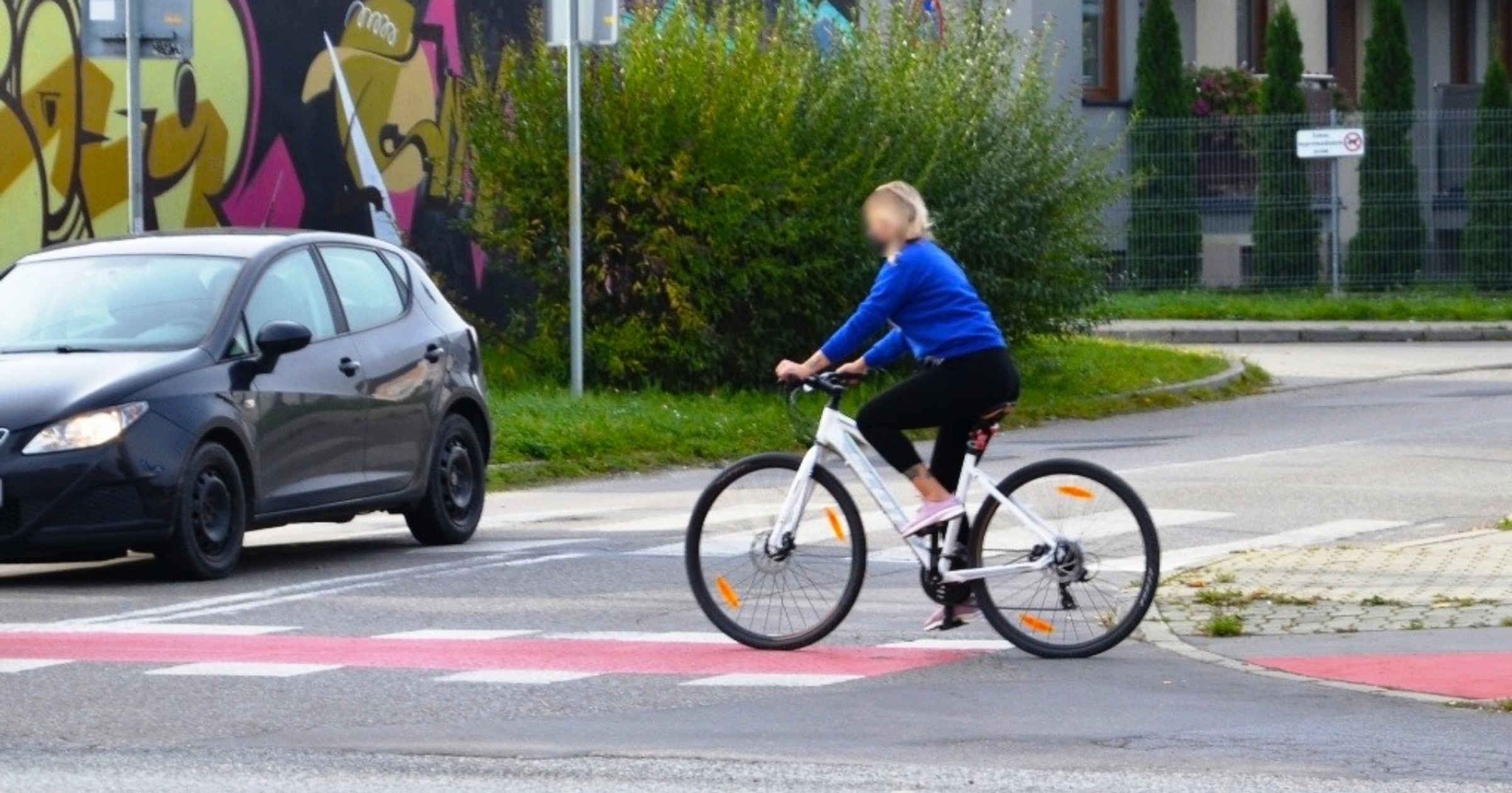 Rowerzystka na specjalnie oznakowanym przejeździe w Nowym Sączu