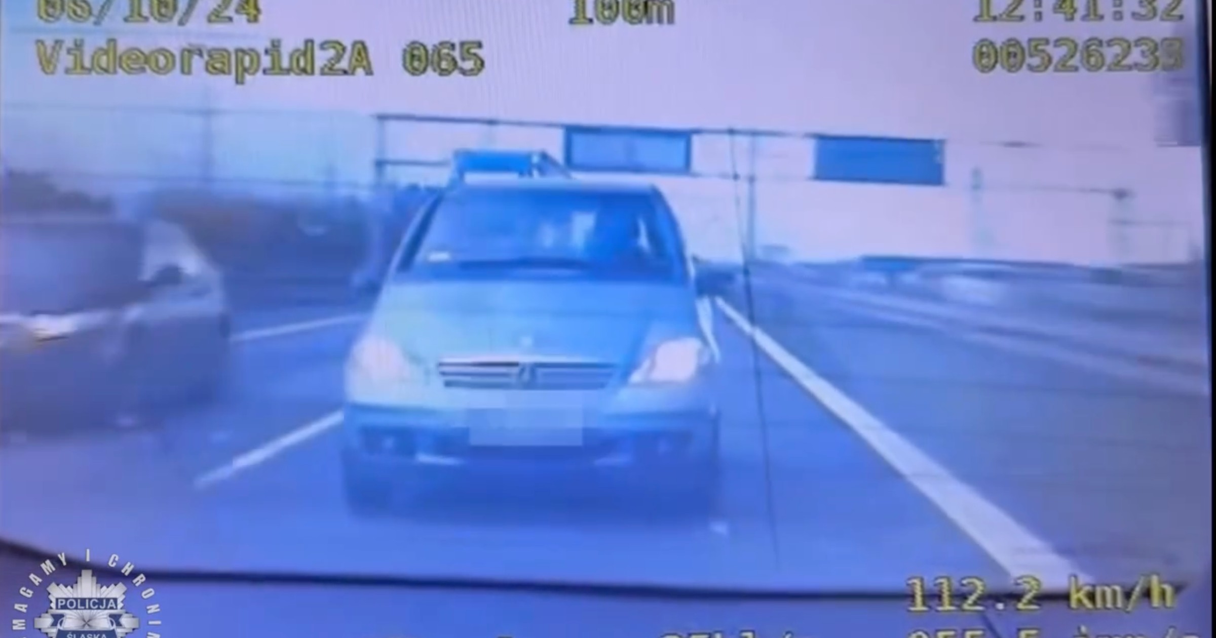 Jechał na zderzaku policji autostradowej