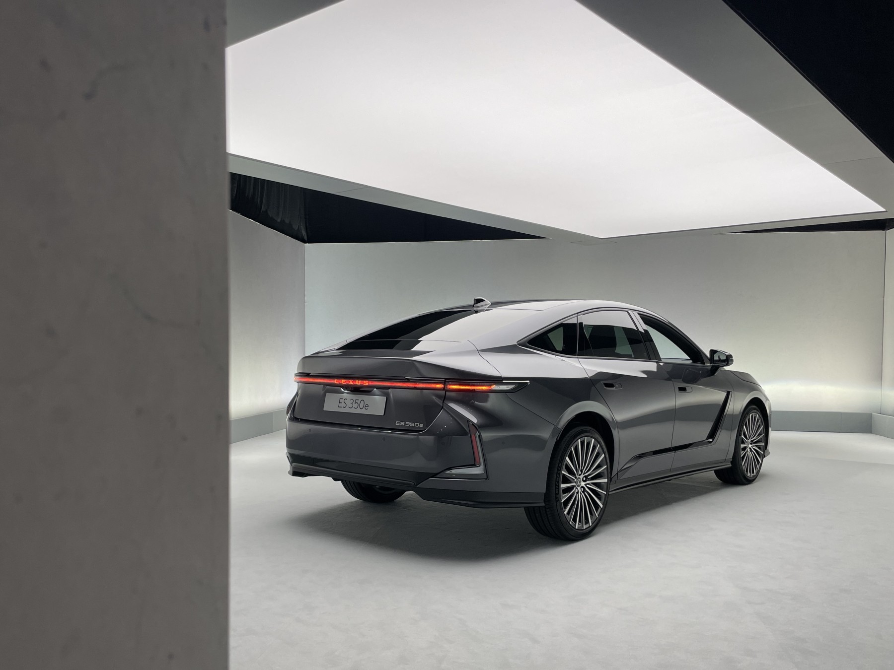 Lexus ES przeszedł radykalną metamorfozę stylistyczną