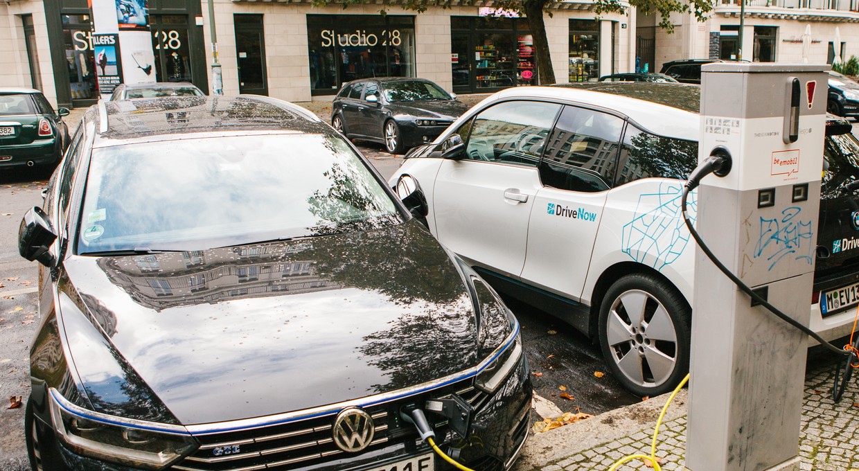 Berlin idzie na całość – 1 ładowarka na 10 aut elektrycznych