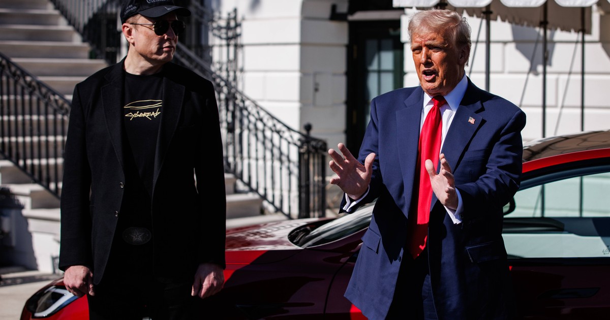Elon Musk i Donald Trump przy Tesli, marzec 2025 r.