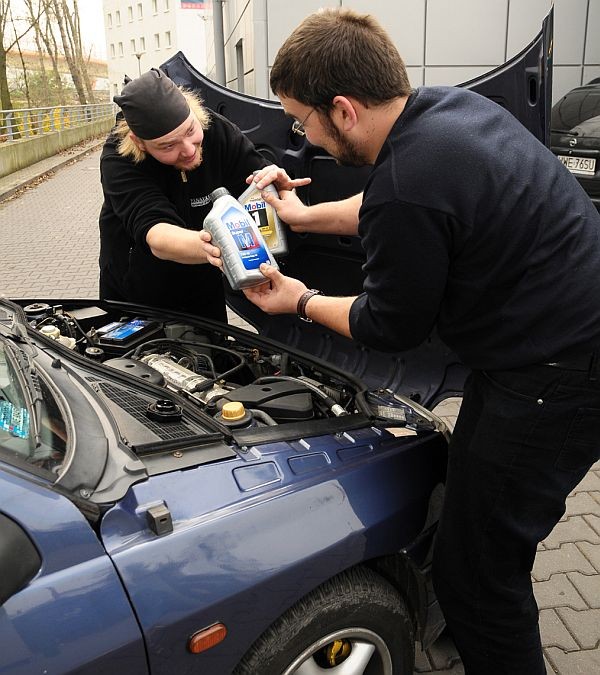 Jaki olej do silnika? Wyjaśniamy olejowe dylematy