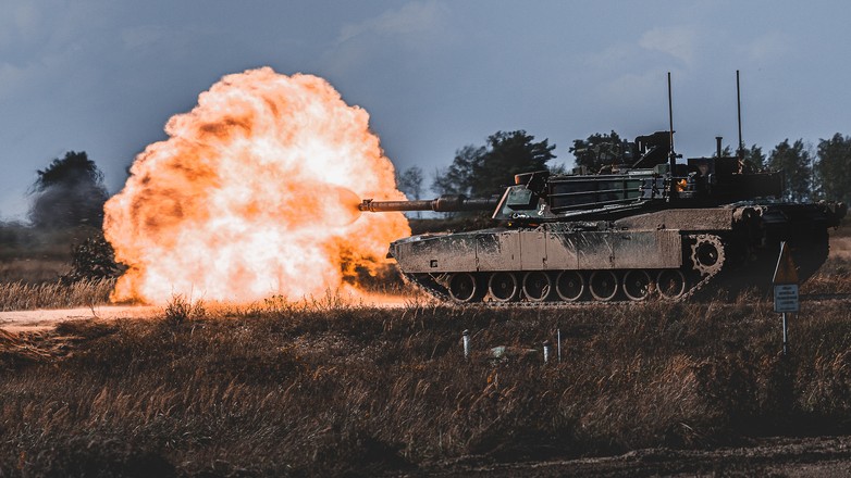 Czołg Abrams na poligonie