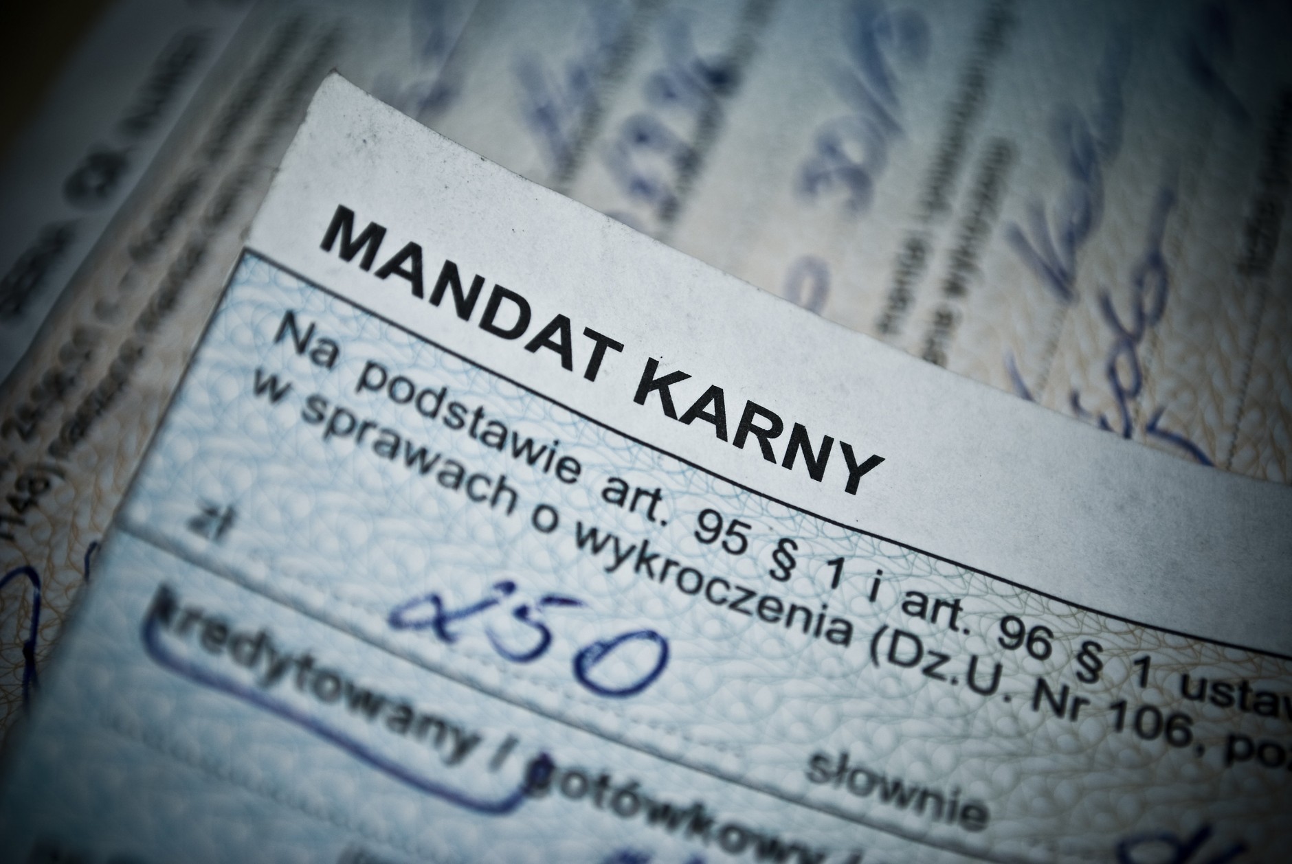 W Polsce najwięcej mandatów wystawia policja, mandatów z fotoradarów jest znacznie mniej.