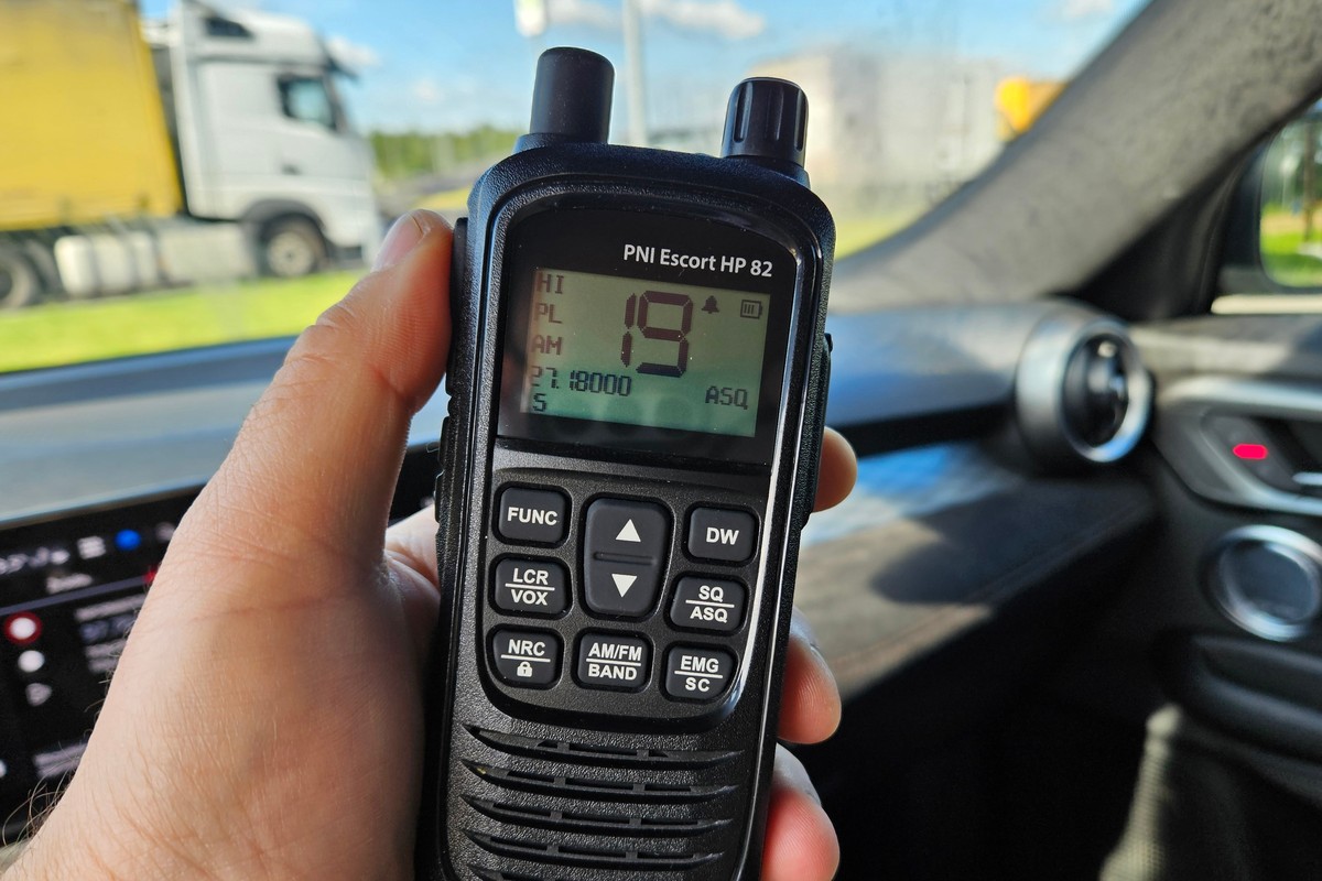 Chciałem się poczuć jak 20 lat temu i założyłem do auta CB-radio. Czy ktoś tego jeszcze używa?