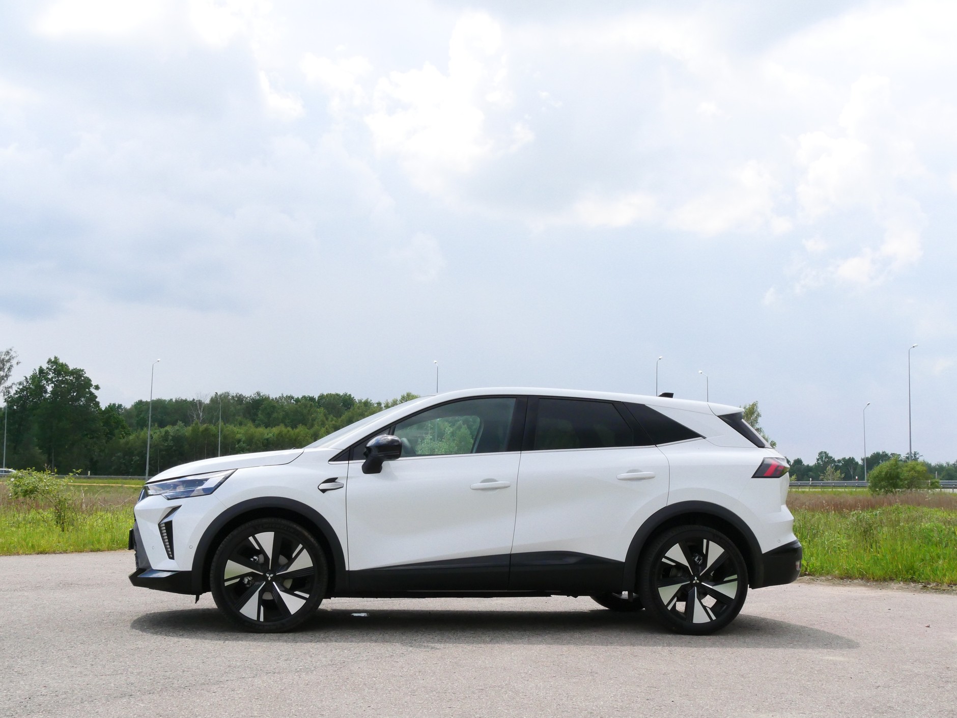 Mitsubishi Grandis 1.3 MHEV – tylko fachowcy poznają z boku, że to nie Renault. 