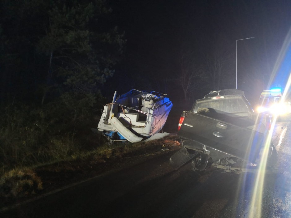 Wypadek na DK10 – jacht spadł z przyczepy