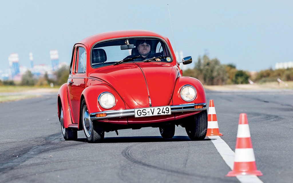 Gdy Mini i Renault 4 zadebiutowały, on już uchodził za klasyka. Był też jeszcze produko-wany, kiedy tamte stały już w muzeum. W latach 80. Garbusa kupowali tylko ci, którzy mieli z jakiegoś powodu alergię na Golfa