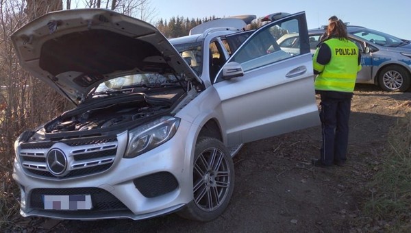 Rozbił skradzionego Mercedesa. Zatrzymano go dopiero po strzałach ostrzegawczych
