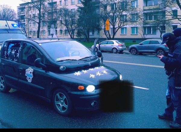 8 gwiazdek na aucie i mandat. Powód się znalazł