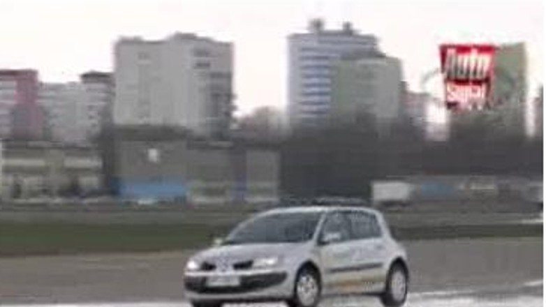Auto Świat TV - Instruktorzy Szkoły Jazdy Renault radzą jak reagować na poślizg?