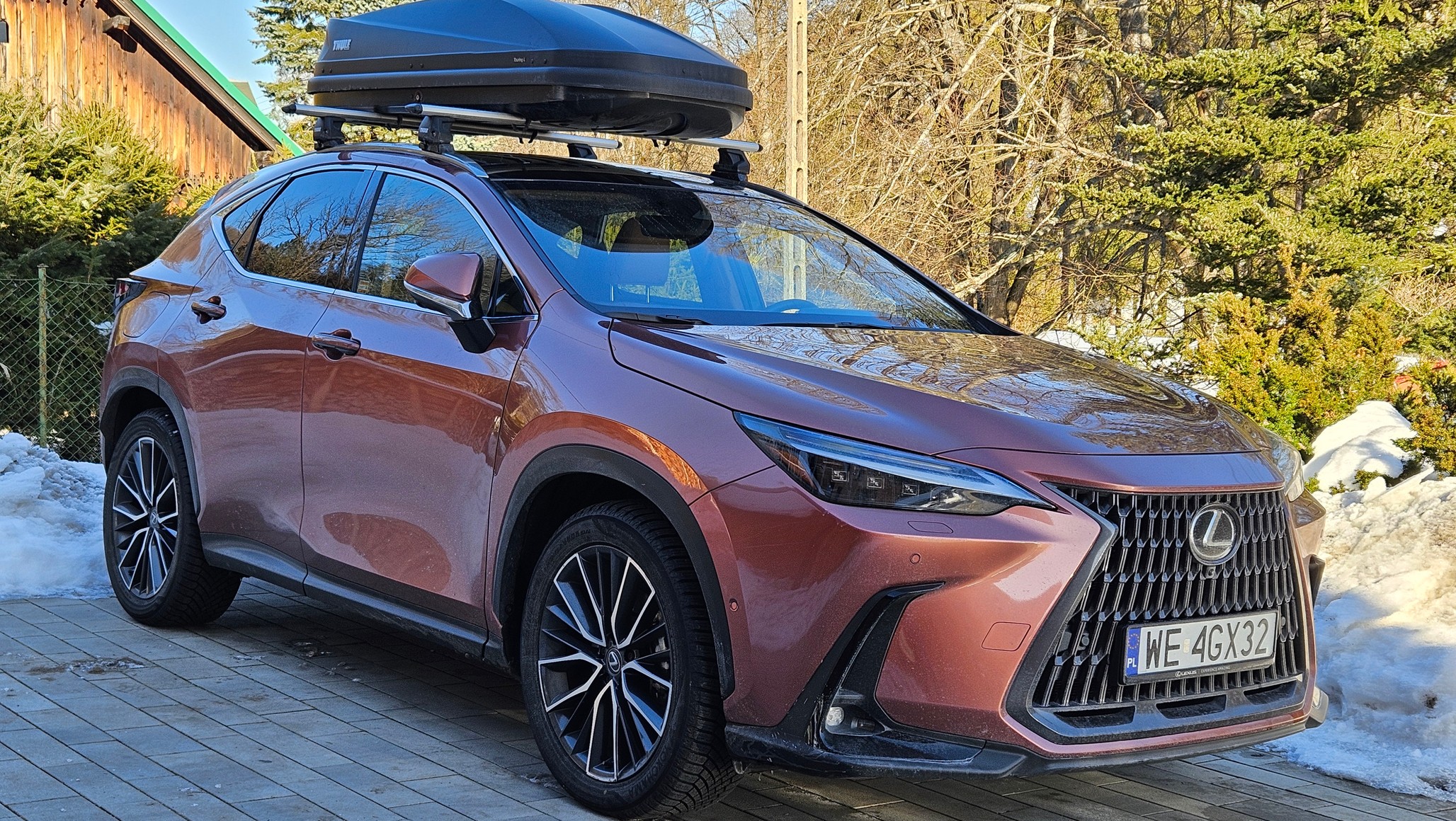 O wadach i zaletach Lexusa NX 450h+ jeszcze się będę rozpisywać w kolejnych częściach testu, ale już dziś mogę powiedzieć, że najmocniejszą stroną tego auta jest jego napęd. Jest po prostu ponadprzeciętnie dobry. Jeśli mieszkasz w domu i planujesz zakup Lexusa NX, koniecznie rozważ wersję 450h+.