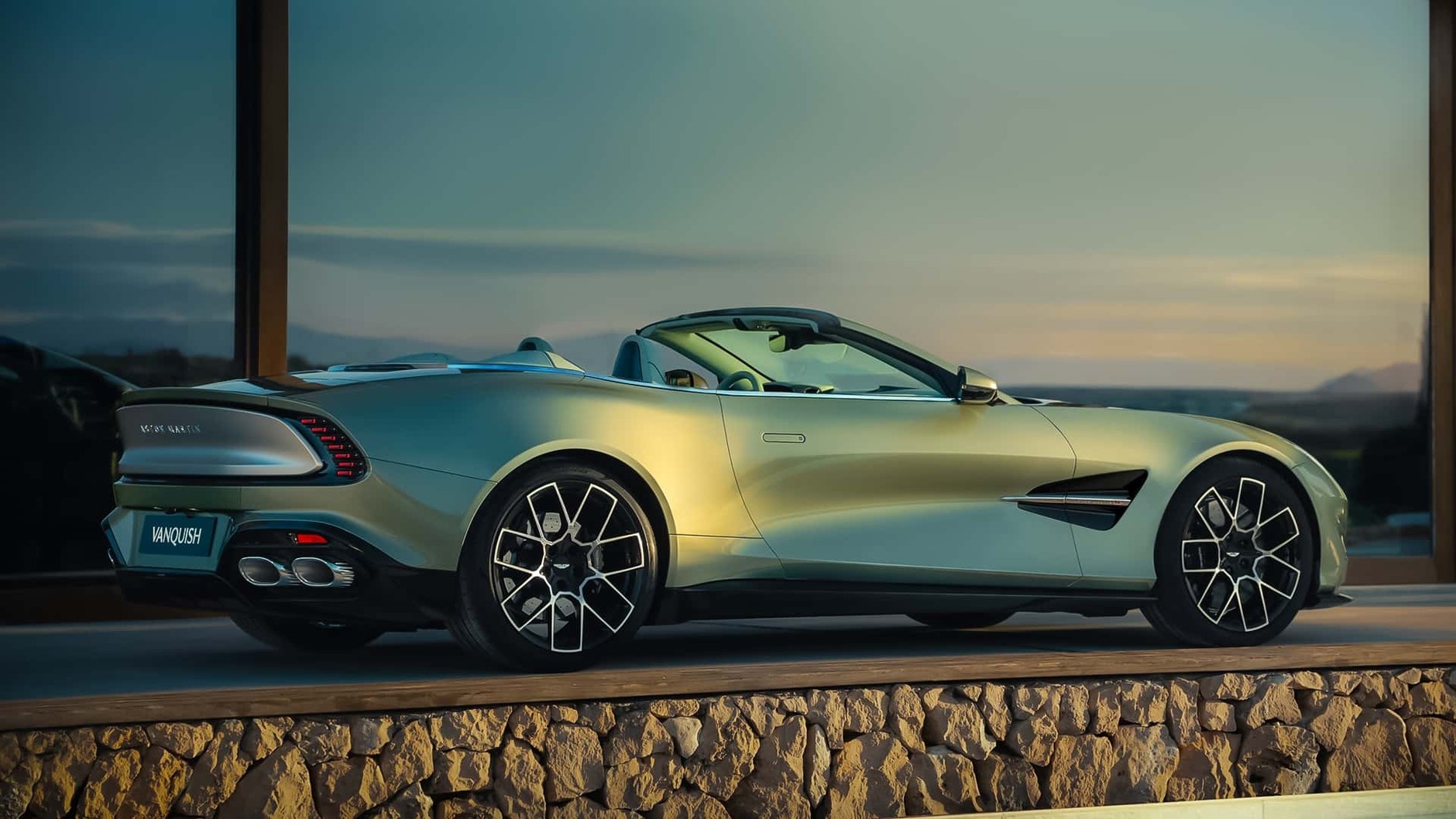 Aston Martin Vanquish Volante 2025