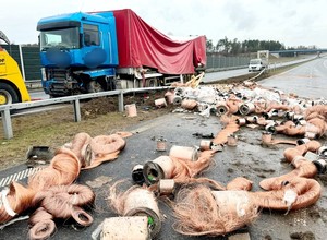 Ciężarówka tak rąbnęła w bariery, że aż szpule wypadły na drogę. Ekspresówka zablokowana
