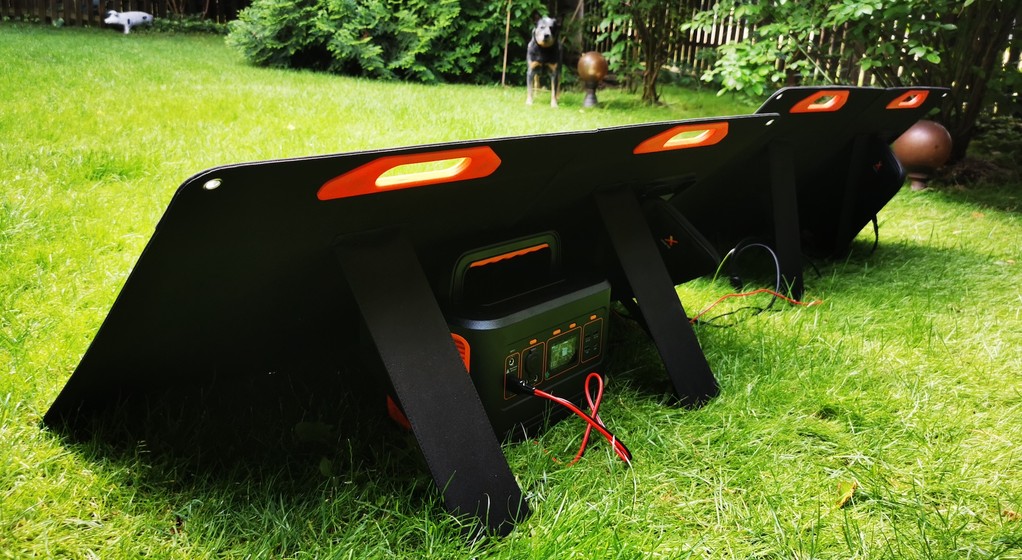 Dwa panele po 100W każdy i przenośny magazyn prądu: taki zestaw zapewni nam prąd podczas dalszej wyprawy z dala od cywilizacji